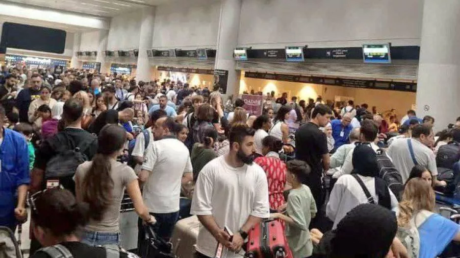 Εικόνες χάους στο αεροδρόμιο της Βηρυτού - Φεύγουν άρον άρον