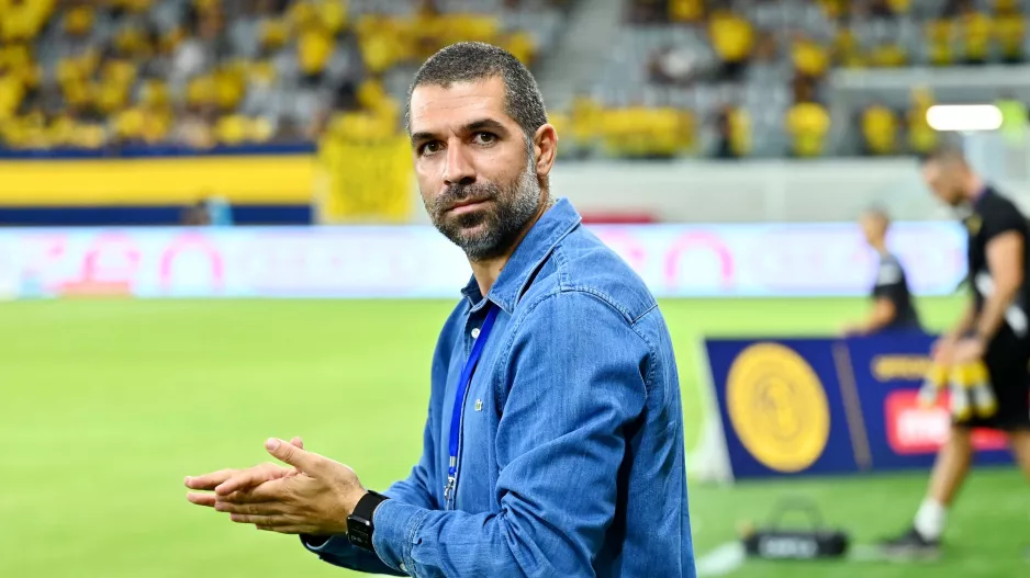 Τρίβει τα χέρια του 