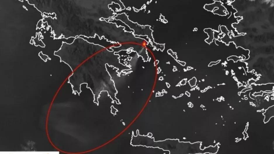 Φωτιά στην Αττική: O καπνός από την πυρκαγιά έχει ήδη διανύσει 300 χιλιόμετρα