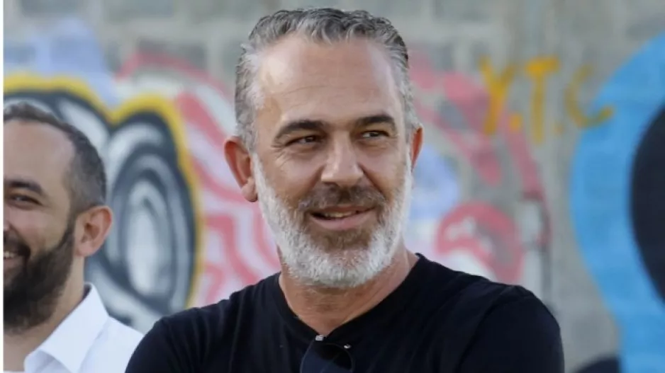 Παίρνει μικρόφωνο ο πρόεδρος… 
