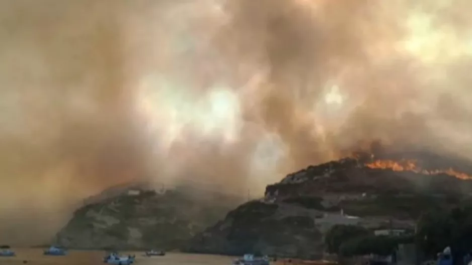 Καλύτερη η εικόνα της μεγάλης φωτιάς στους Φούρνους Ικαρίας – Δεν υπάρχει ενεργό μέτωπο παρά μόνο διάσπαρτες εστίες