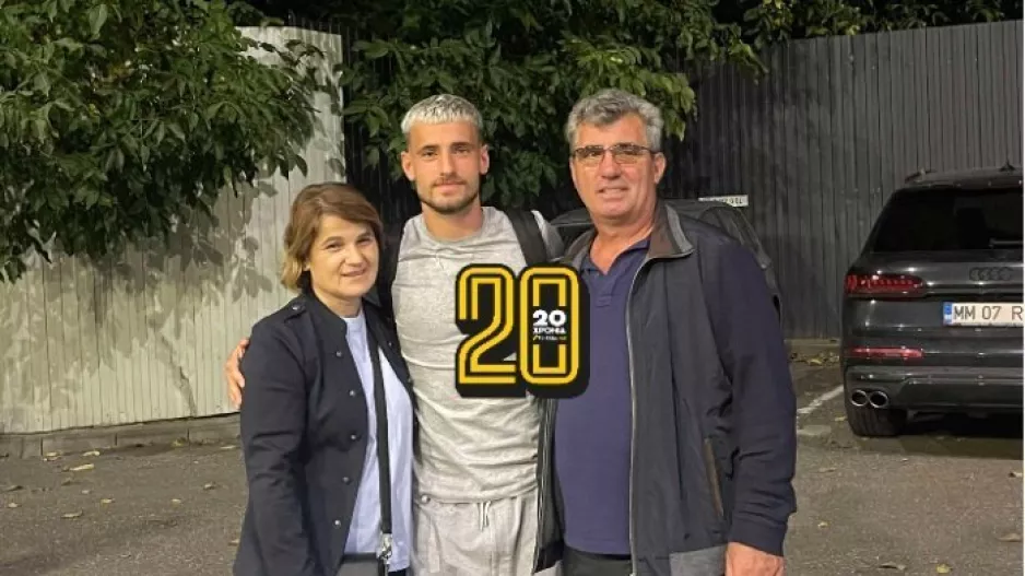 Πόζα με τους γονείς του 