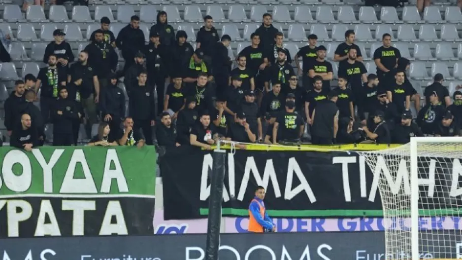 Με 800 στο πλευρό της 