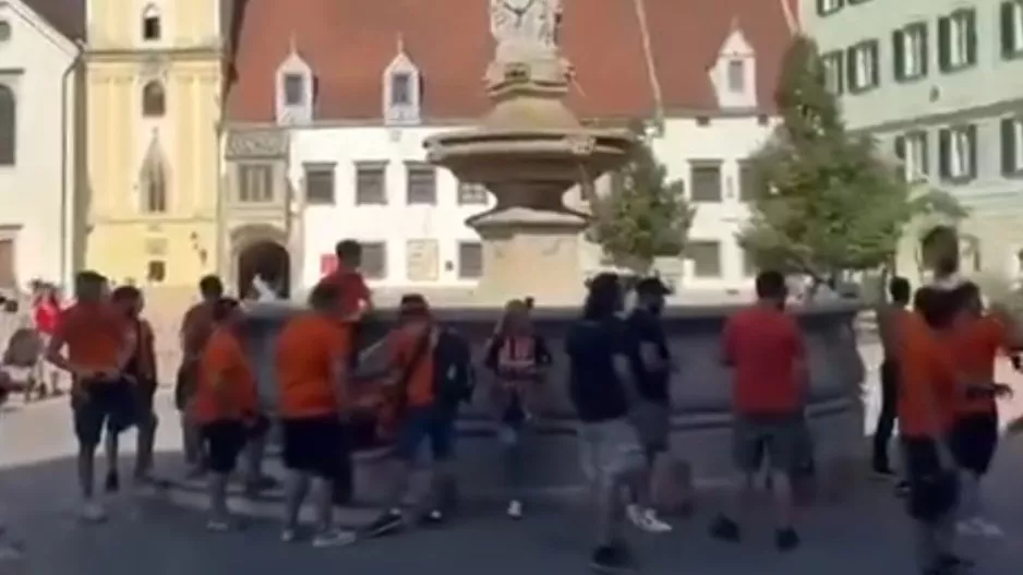ΑΠΟΕΛίστες/ Τραγούδι... στην Πλατεία Hlavne!