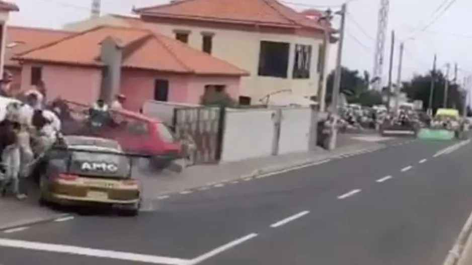 Τρομακτικό ατύχημα σε ράλι - Porsche έπεσε σε θεατές, τραυματίστηκαν δύο παιδιά