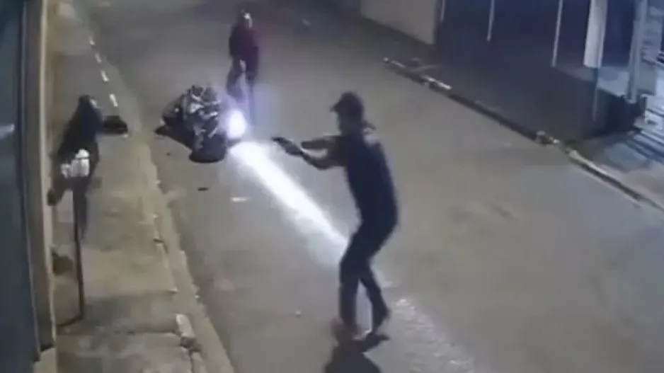 Δραματικό βίντεο από ληστεία - Το θύμα άρπαξε το όπλο και σκότωσε ληστή 16 ετών