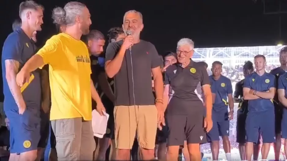Το μικρόφωνο στον Πρόεδρο και... "Ούλλοι μαζί στα γήπεδα με πώρωση" (Bίντεο Kerkida)