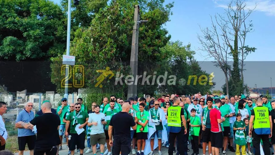Ομονοιάτες... έξω από το "Sóstói Stadium" (Φώτος Κερκίδα)