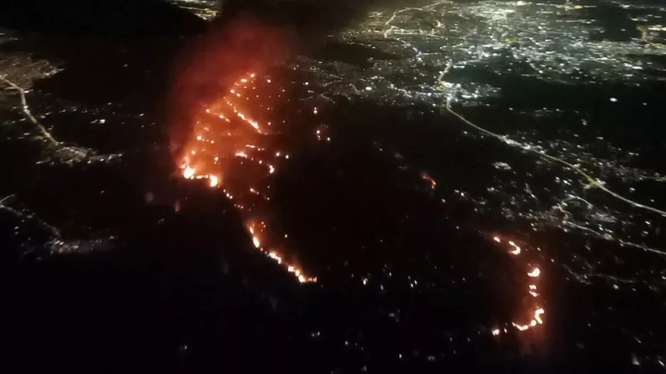Φωτιά στην Αττική: Τεράστιο το μέτωπο - Πώς το κατέγραψαν επιβάτες αεροπλάνων 