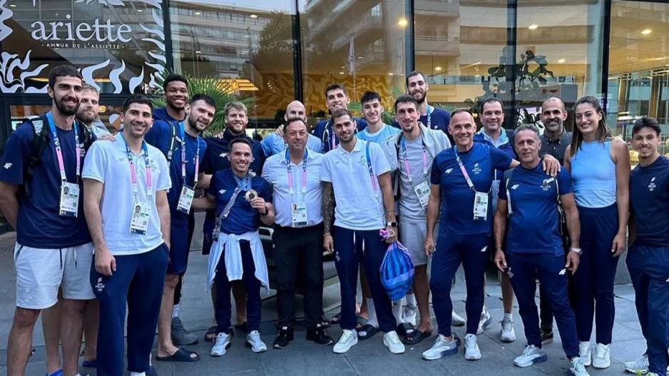 Αποθέωση από τους παίκτες της Εθνικής μπάσκετ στον Πετρούνια!