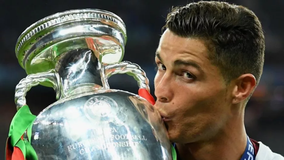 H UEFA βραβεύει τον Ρονάλντο!