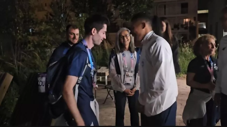 Αγκαλιές και πειράγματα για τον Τεντόγλου στο Ολυμπιακό Χωριό (βίντεο)