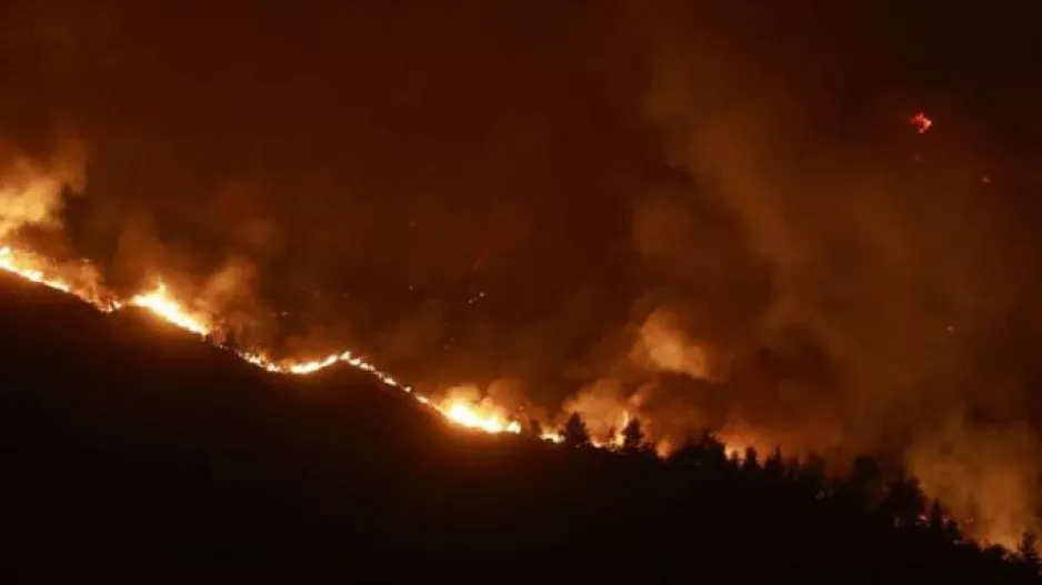 Καίει ανεξέλεγκτα η τεράστια φωτιά στο Ξυλόκαστρο