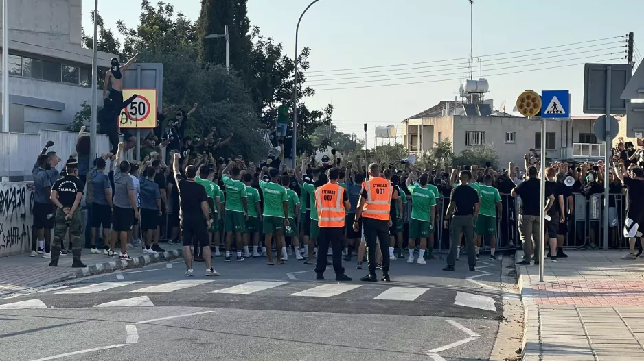 ΕΚΤΟΣ γηπέδου!