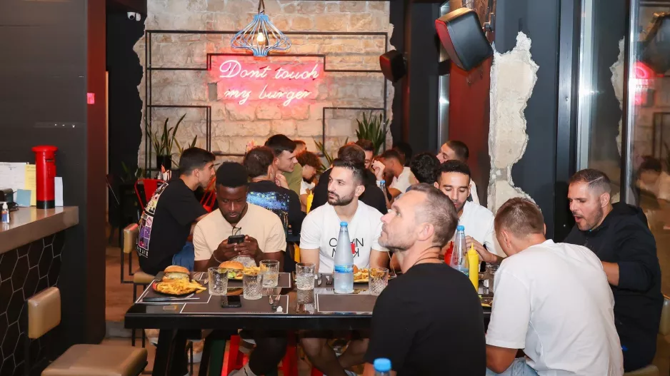 Δείπνο σε ποδοσφαιριστές και τεχνικό επιτελείο