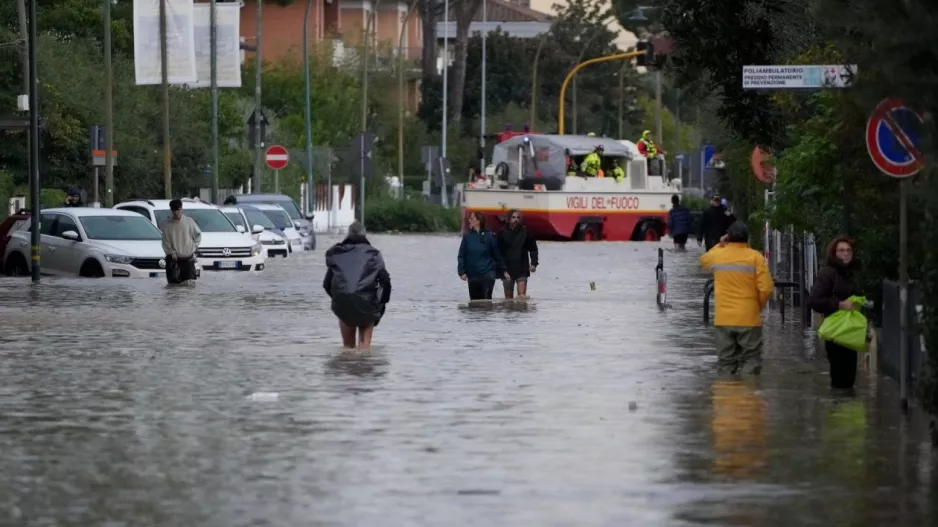 Νεκρός ένας πυροσβέστης στην Ιταλία - Υπερχείλισε ο ποταμός στην Εμίλια Ρομάνια