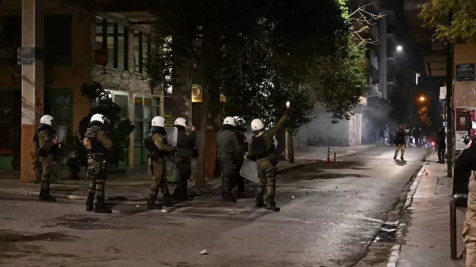 Επίθεση με μολότοφ σε αστυνομικούς από κουκουλοφόρους στα Εξάρχεια