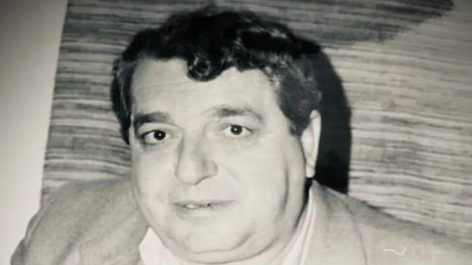 Θλίψη στην Ομόνοια για το θάνατο του Δ. Προκοπίου- Μεσίστια η σημαία στο οίκημα και μαύρα περιβραχιόνια 