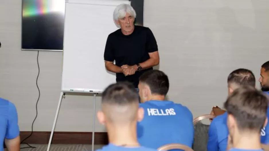Η πρώτη ομιλία του Γιοβάνοβιτς: "Αξίζατε να πάτε στο Euro/Είμαι κι εγώ Έλληνας"