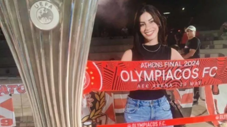 Η Κωνσταντίνα με το τρόπαιο 