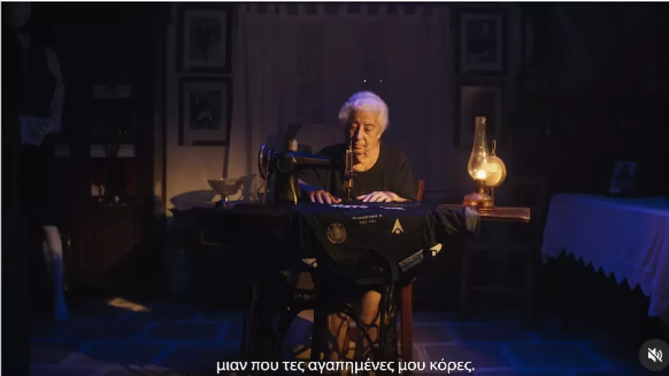 (ΒΙΝΤΕΟ) Η γιαγιά από τη Λύση έραψε τη φανέλα και την αφιερώνει στην κόρη της