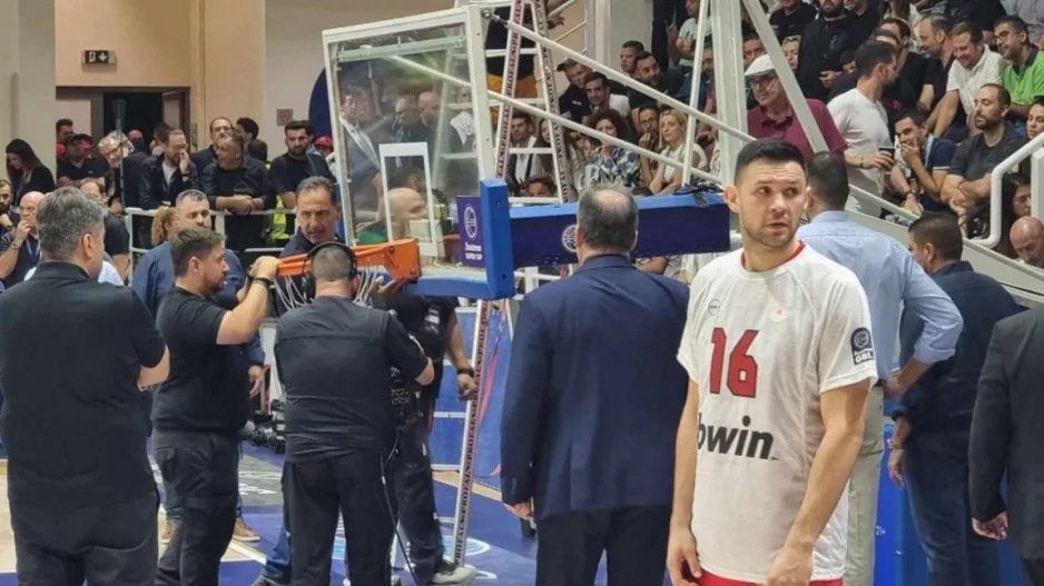 Παναθηναϊκός - Ολυμπιακός: Στράβωσε η στεφάνη έπειτα από δυναμικό κάρφωμα του Ράιτ
