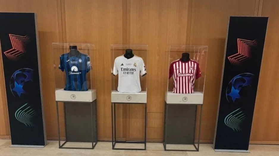 Η φανέλα του Ολυμπιακού δίπλα στης Ρεάλ στα κεντρικά της UEFA