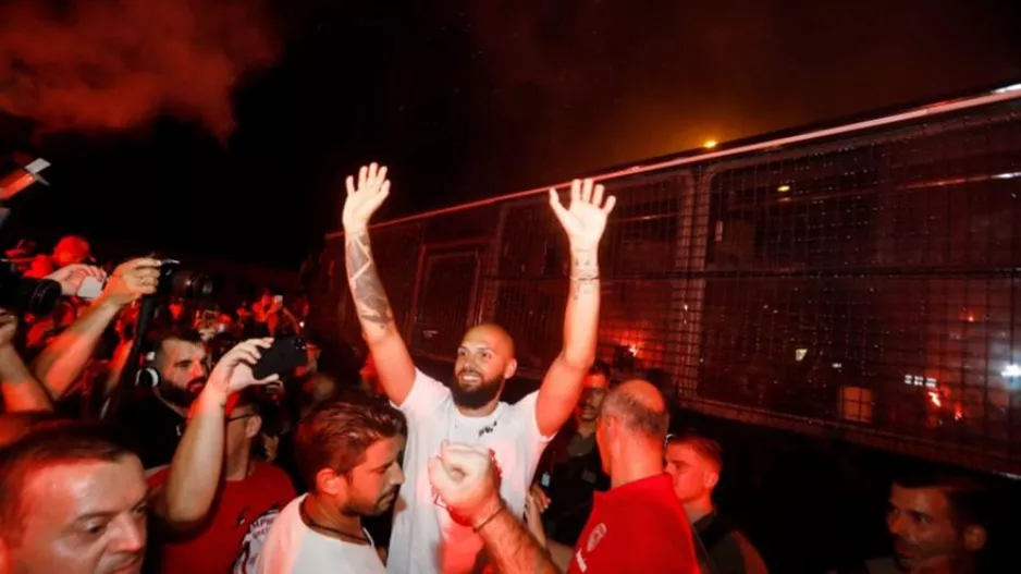 Βασιλική... "ερυθρόλευκη" υποδοχή στον Φουρνιέ! (Βίντεο)