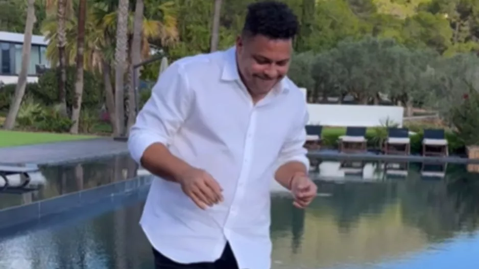 (Βίντεο) Το "φαινόμενο" χόρεψε ξέφρενα μπροστά στην πισίνα, γιορτάζοντας τα 48 του