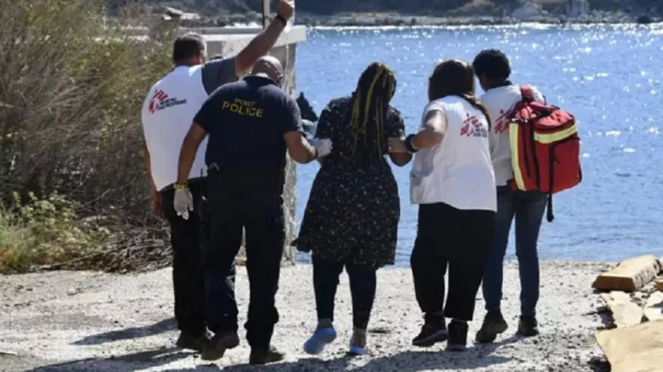 Ναυάγιο στη Σάμο: 4 νεκροί και 30 διασωθέντες ο μέχρι τώρα απολογισμός από τη βύθιση λέμβου