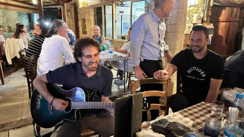 Είχε και... κιθαρίστα η βραδιά!