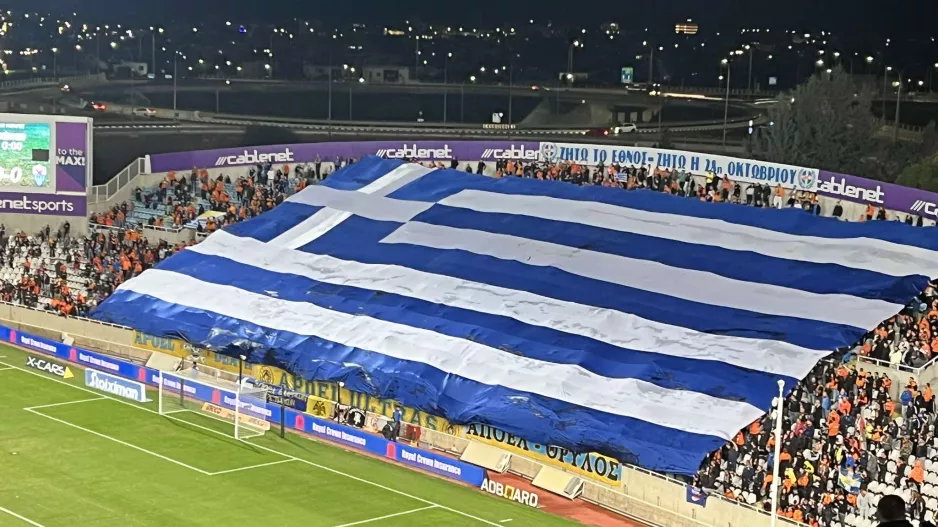 (ΒΙΝΤΕΟ Kerkida/φώτος) Είσοδος... με μια τεράστια Ελληνική σημαία από τους Πορτοκαλί!