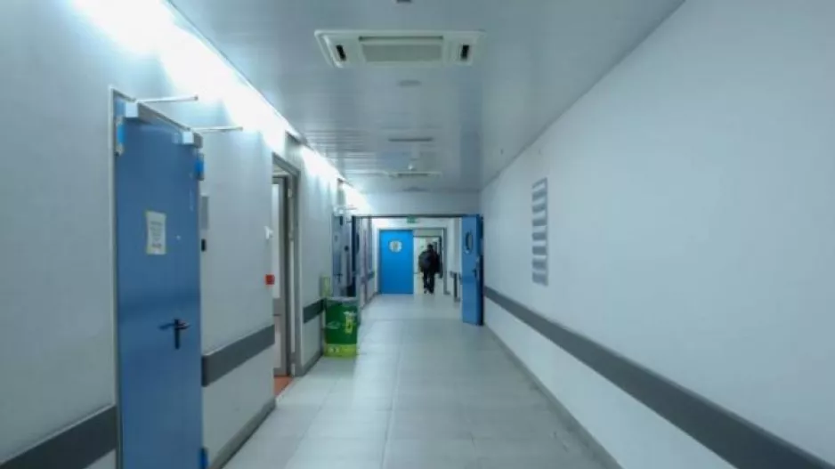 Χαροπαλεύει 13χρονη που παρασύρθηκε από αυτοκίνητο