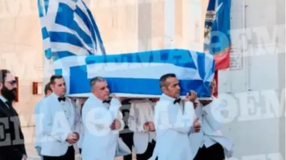 Σκεπασμένος με την ελληνική σημαία o Τζορτζ Μπάλντοκ