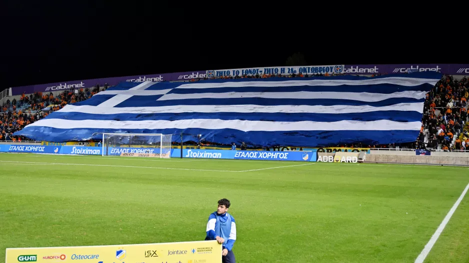 (ΦΩΤΟ ΑΠΟΕΛίστες) Περήφανοι με τις σημαίες...