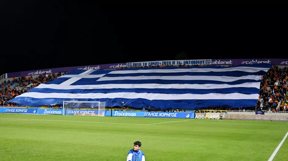 Πορτοκαλί: "Μια ζωή Ελλάδα - Μια ζωή ΑΠΟΕΛ"