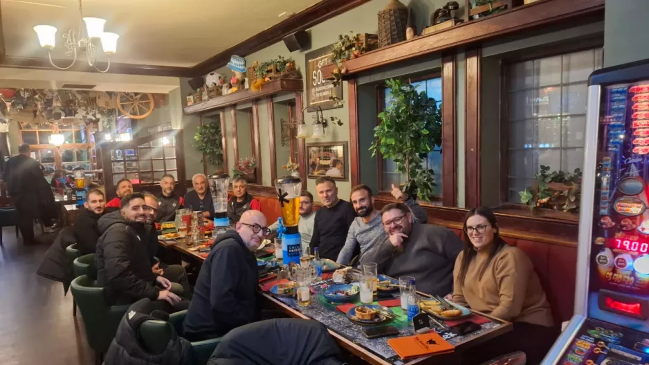Δεξιώθηκαν τα ΜΜΕ από την Ομόνοια