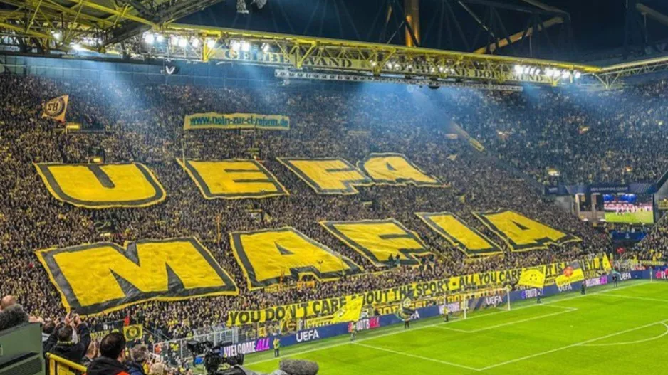 Κορεό με "UEFA MAFIA" από τους οπαδούς της Ντόρτμουντ!