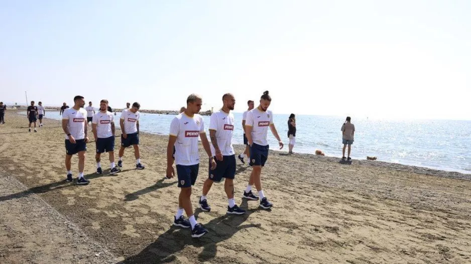 Βόλτα στην παραλία οι Ρουμάνοι (Φώτος)