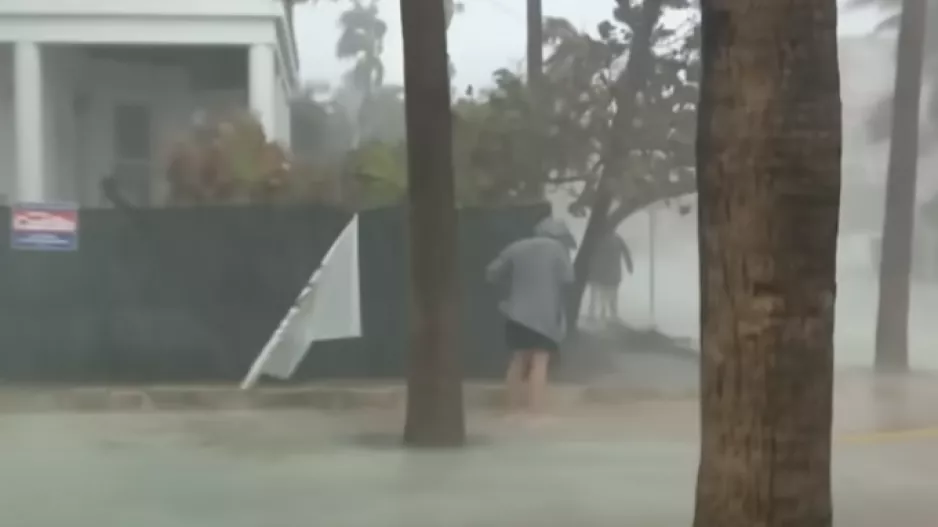 Τυφώνας Μίλτον: Συντρίμμια χτύπησαν δημοσιογράφο του CNN σε ζωντανή μετάδοση (Βίντεο)