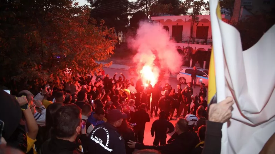 ΑΕΚ: Χαμός από τους φίλους της Ένωσης στην υποδοχή της αποστολής στις Σέρρες