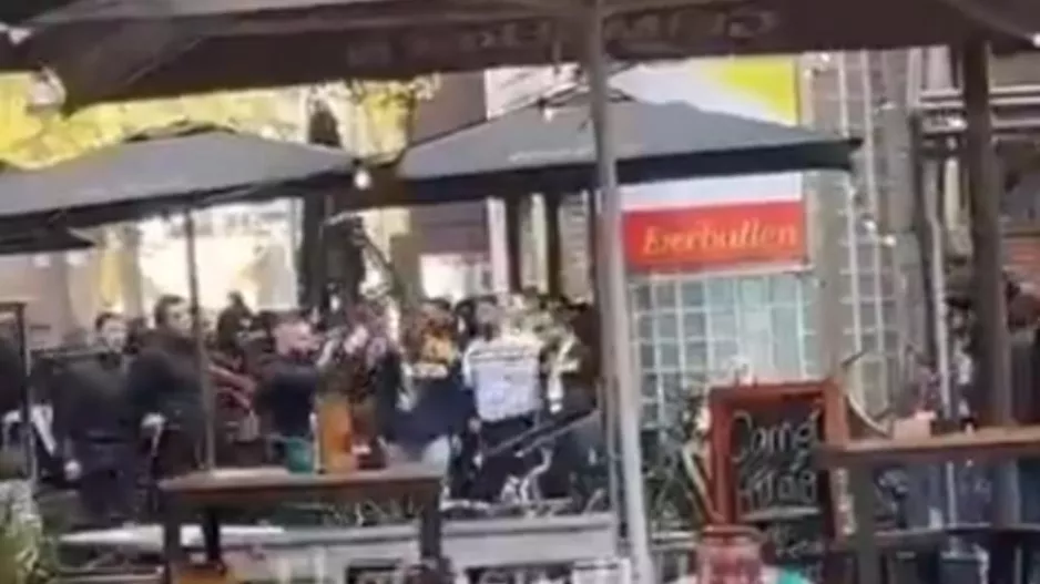 (ΒΙΝΤΕΟ) Σοβαρά επεισόδια μεταξύ οπαδών Τβέντε και Φενέρ - Αναφορές για τραυματίες και συλλήψεις