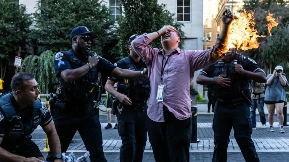  Άνδρας επιχείρησε να αυτοπυρποληθεί έξω από τον Λευκό Οίκο σε διαδήλωση για τη Γάζα