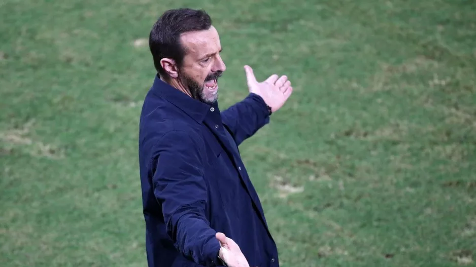 Μάντζιος για την απόφαση με Μπρινιόλι: "Προφανώς δεν ήθελε να δώσει κόκκινη κάρτα"