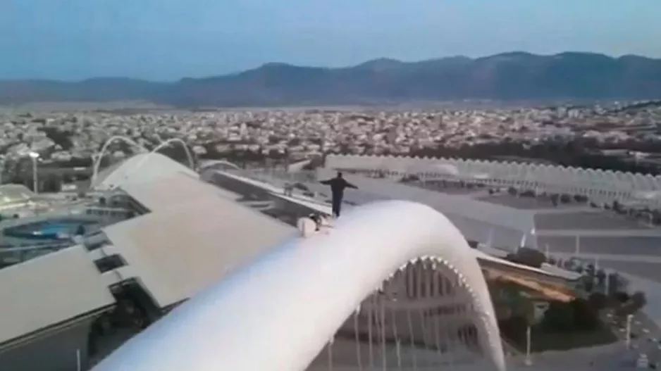 Νεαροί ανέβηκαν στον Καλατράβα και κοιμήθηκαν μέσα στο ΟΑΚΑ! (βίντεο)
