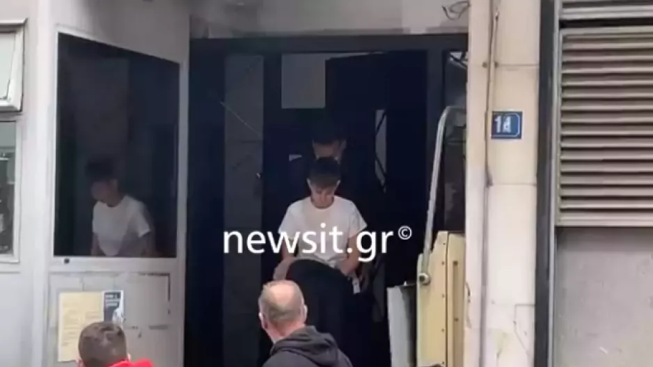 Χειροπέδες στην Ειρήνη Μουρτζούκου (βίντεο)