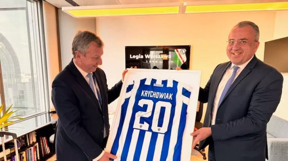 Δώρο... η φανέλα του Κριχόβιακ/ Θα δουν μαζί το Ομόνοια - Λέγκια (Φώτος)