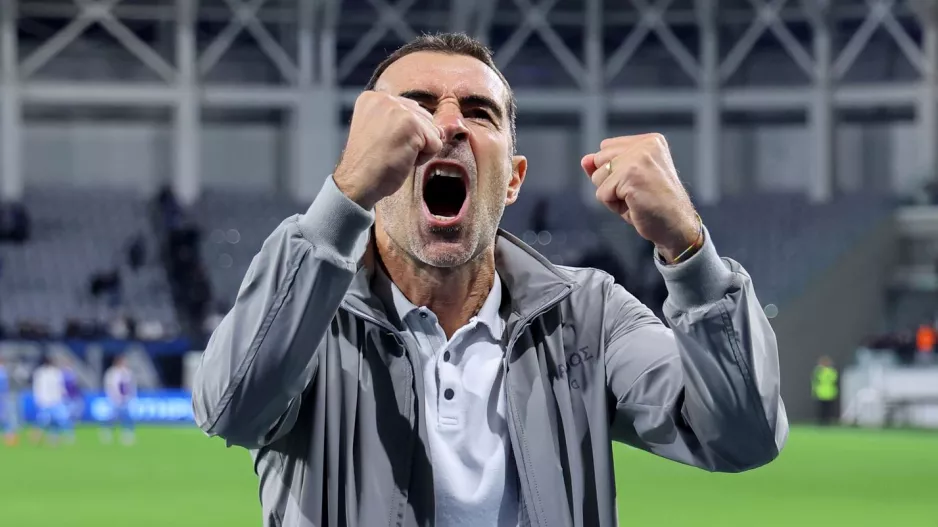 Σφιγμένες γροθιές!