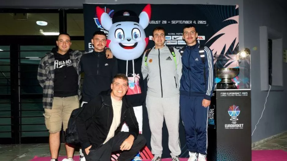 (ΦΩΤΟΣ) Μαζί...με το τρόπαιο του EuroBasket 