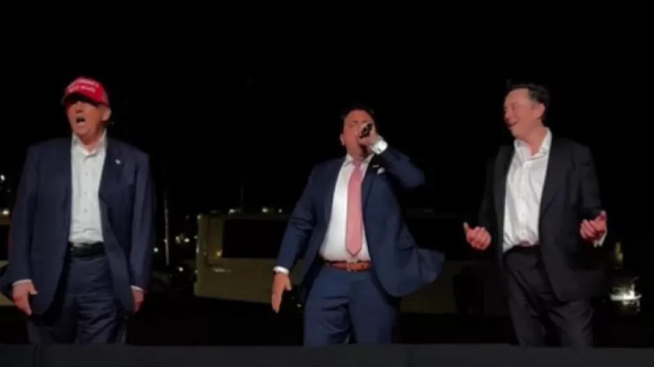 Τραμπ και Μασκ τραγουδούν «God Bless America» – Ο ιδρυτής της Tesla χάνει τα λόγια του